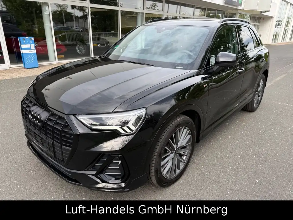 Audi Q3 35 TDI S line Black Edition VirtualAutoMatrix Sportsitze, Sportfahrwerk, Sportpaket, Volldigitales Kombiinstrument, Ambientebeleuchtung, Sitzheizung, Pannenkit, Elektrische Heckklappe – Foto vom Hof