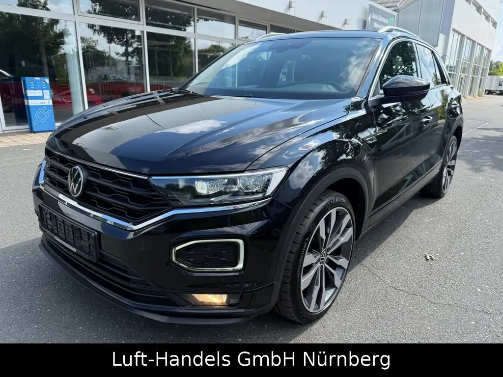 VW T-Roc Sport R-Line DSG Virtual AHK 19"ALU BLACK Notbremsassistent, Sportfahrwerk, Volldigitales Kombiinstrument, Sitzheizung, Anhängerkupplung, Alufelgen, LED-Scheinwerfer, Navigationssystem – Foto vom Hof